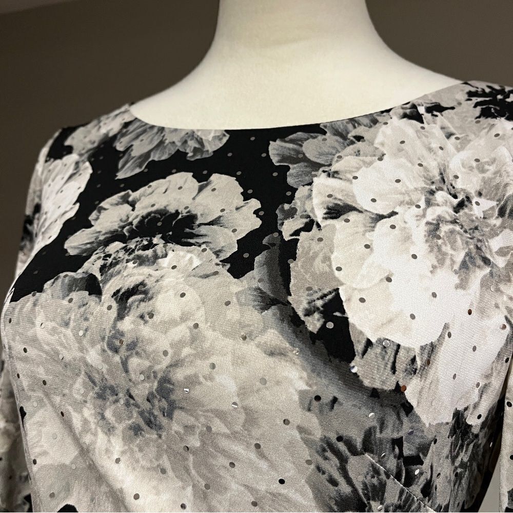 Long sleeve floral fitted knee length dress - Picture 2 of 14